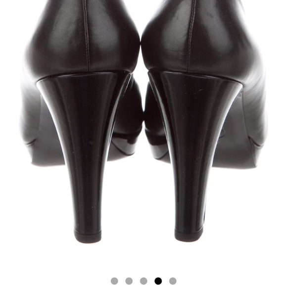 Interlock CC Logo Leather Pumps.Box &Dust Bag. Scuff on the back of 1. See pic 6 - Picture 3 of 14